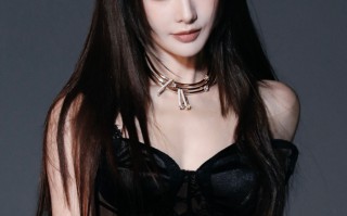 彭小苒镂空鱼骨胸衣，美的好高级