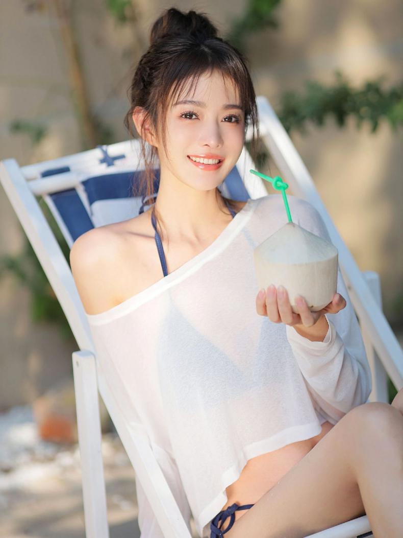 泳池少女嬉戏清凉写真-第4张图片-风享汇