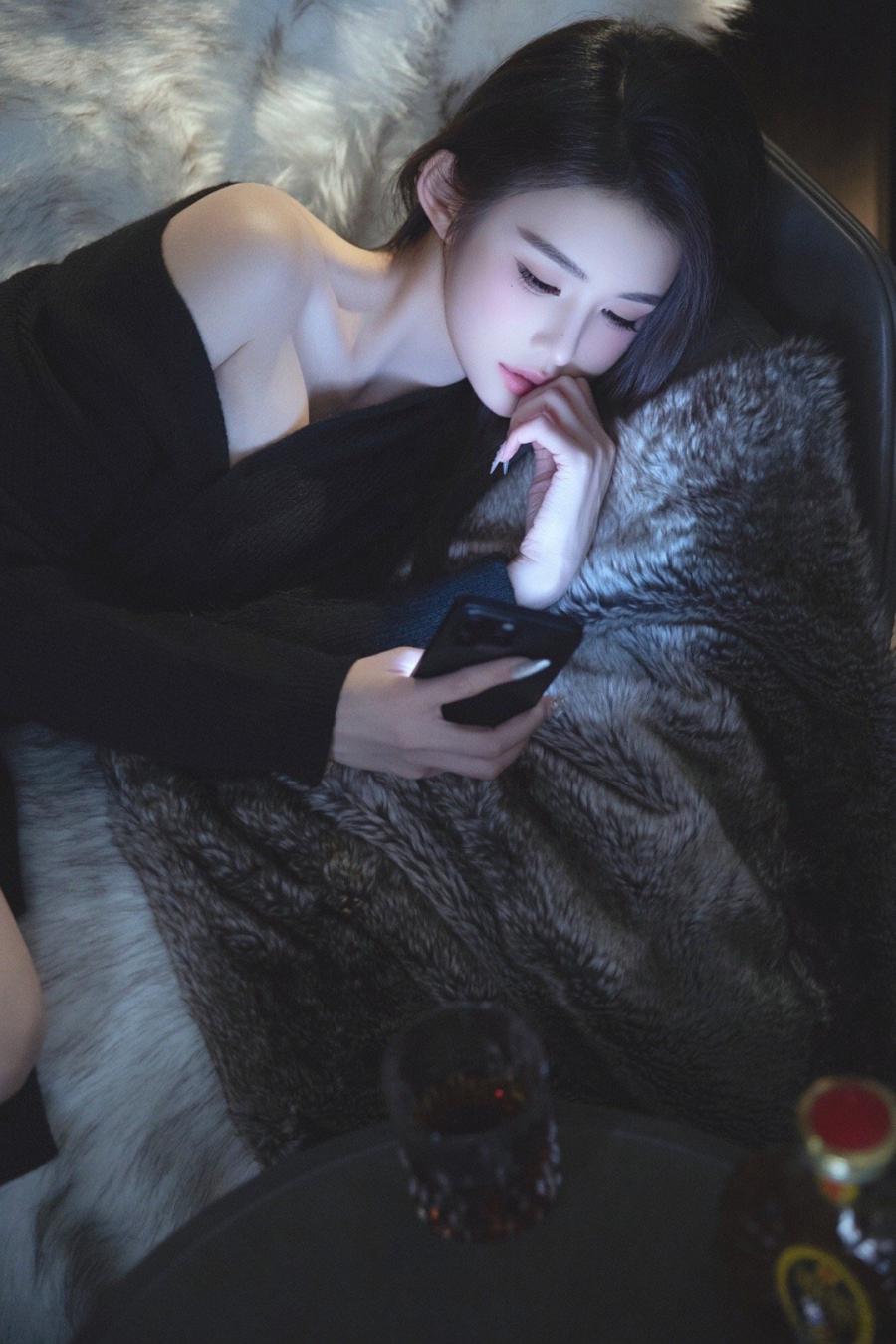 微光下的美腿少女写真-第3张图片-风享汇