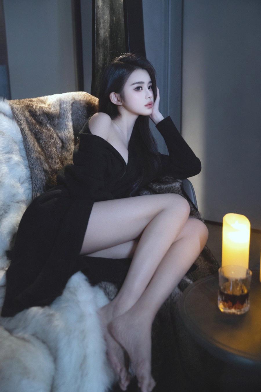 微光下的美腿少女写真-第5张图片-风享汇