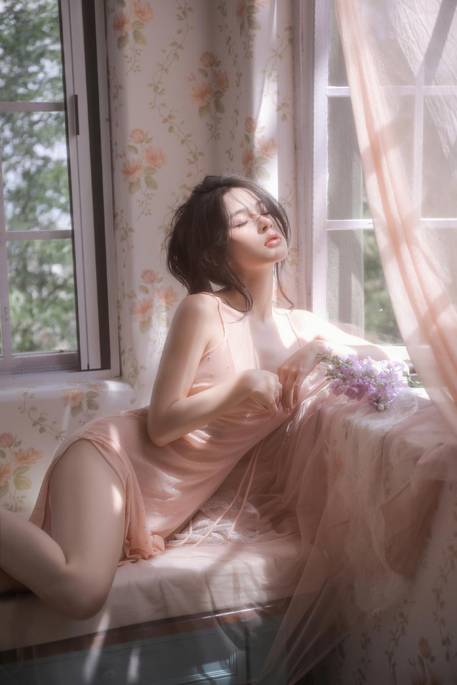 粉色纱裙纯欲美女写真-第1张图片-风享汇