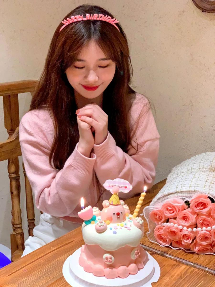 生日拍照不用愁,这些姿势让你美出圈!-第5张图片-风享汇 生日拍照不用愁,这些姿势让你美出圈!-第5张图片-风享汇