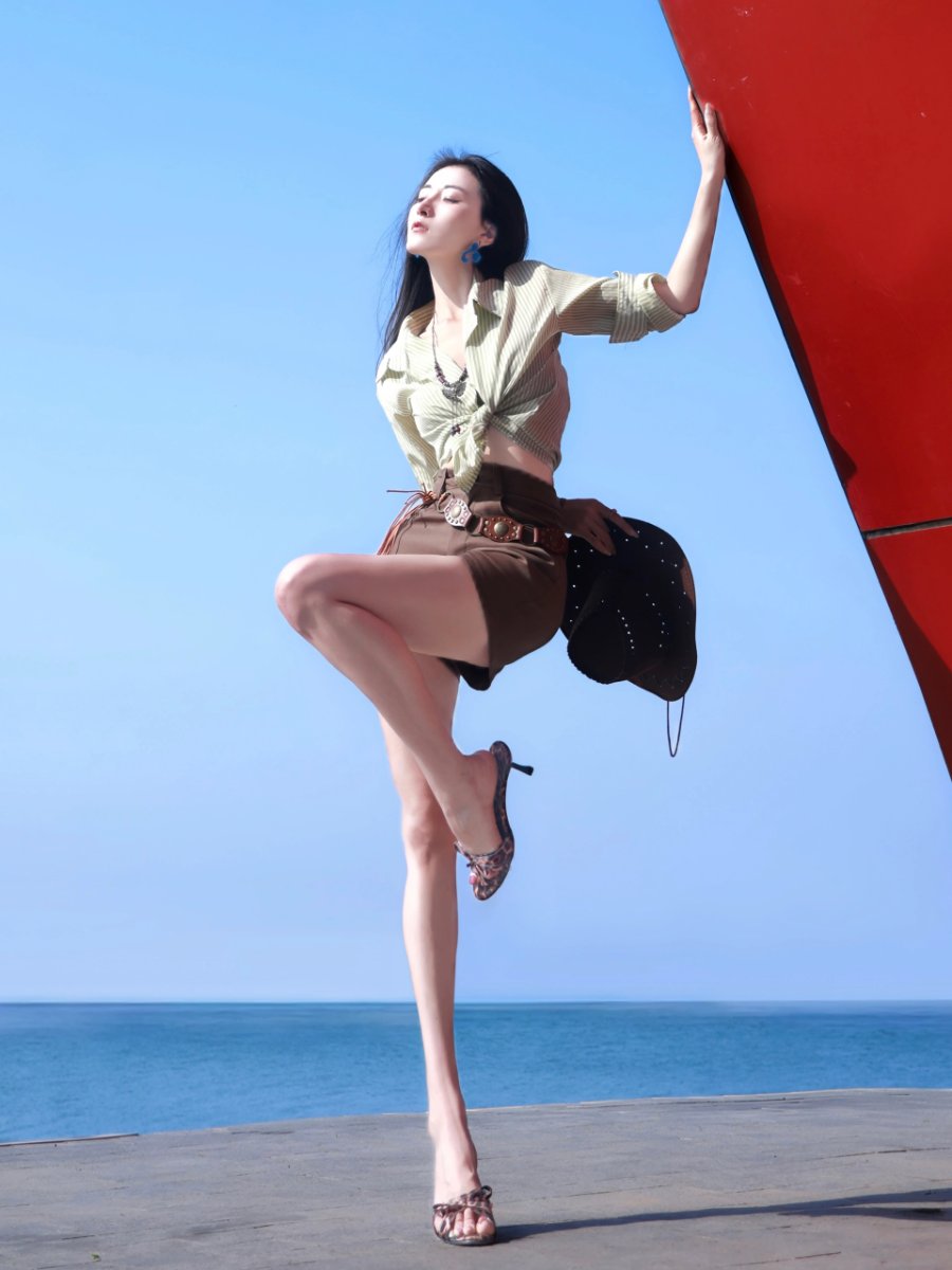 海边拍照摆姿指南：让你的大长腿成为焦点-第8张图片-风享汇