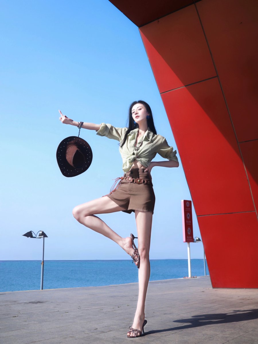 海边拍照摆姿指南：让你的大长腿成为焦点-第9张图片-风享汇