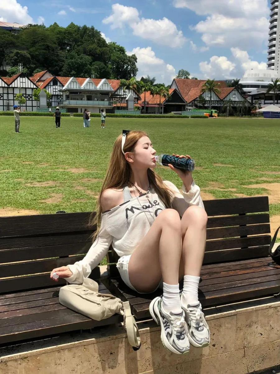 从街头到草地,9个姿势承包你的春夏氛围感美照-第3张图片-风享汇 从街头到草地,9个姿势承包你的春夏氛围感美照-第3张图片-风享汇