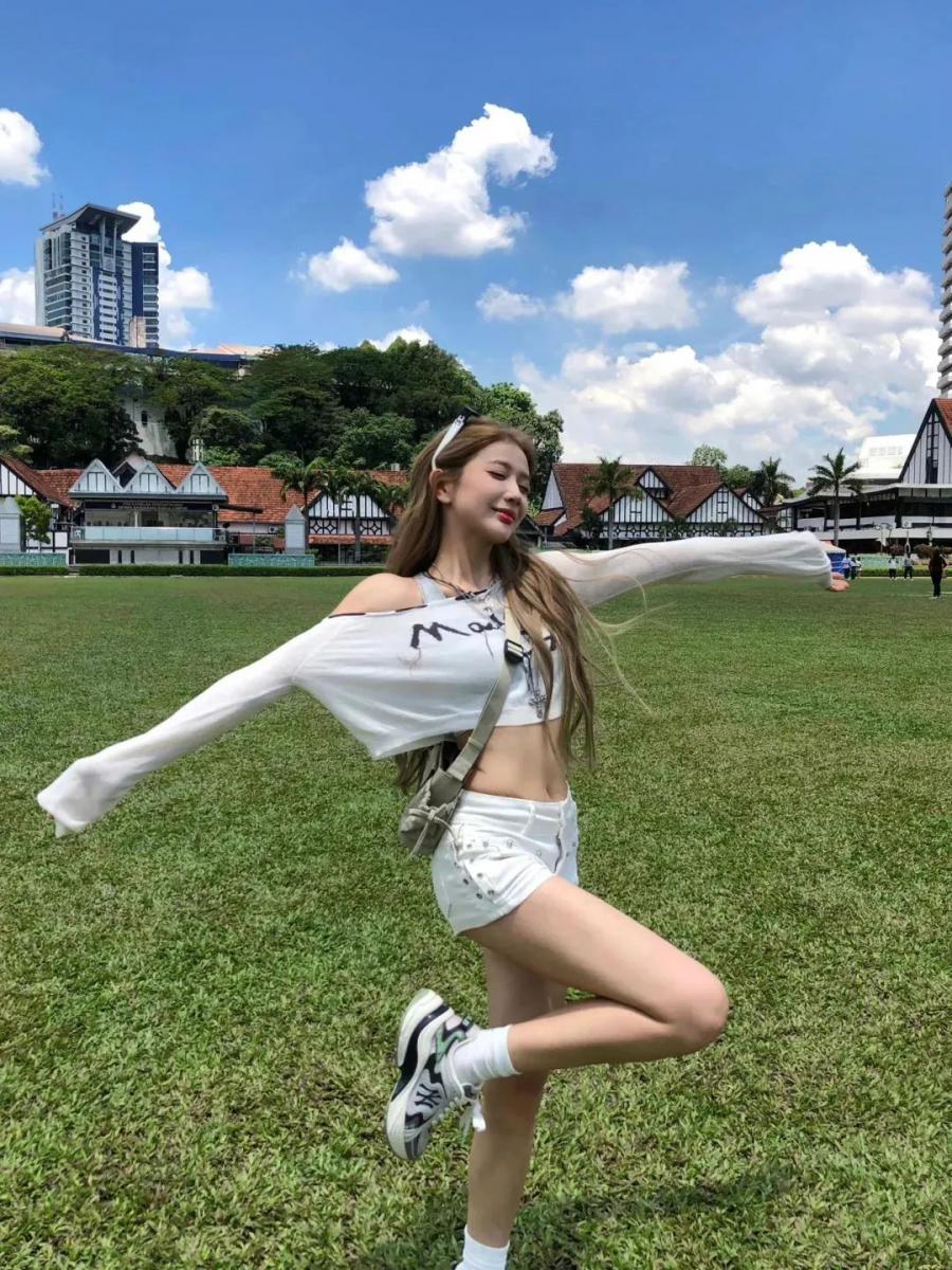从街头到草地,9个姿势承包你的春夏氛围感美照-第5张图片-风享汇 从街头到草地,9个姿势承包你的春夏氛围感美照-第5张图片-风享汇