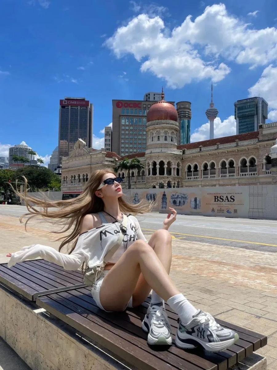 从街头到草地,9个姿势承包你的春夏氛围感美照-第9张图片-风享汇 从街头到草地,9个姿势承包你的春夏氛围感美照-第9张图片-风享汇