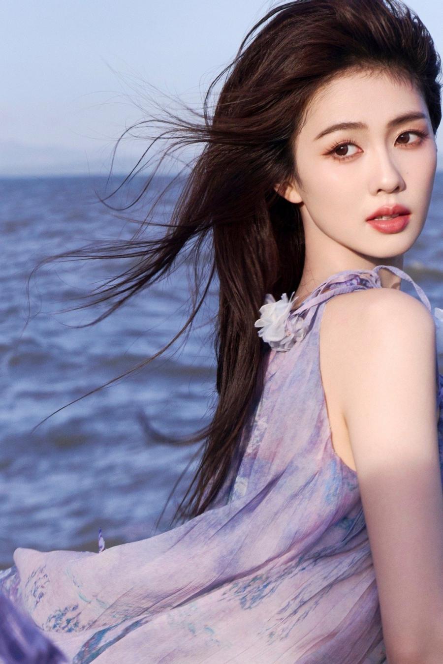 白鹿海边紫色吊带裙大片-第1张图片-风享汇