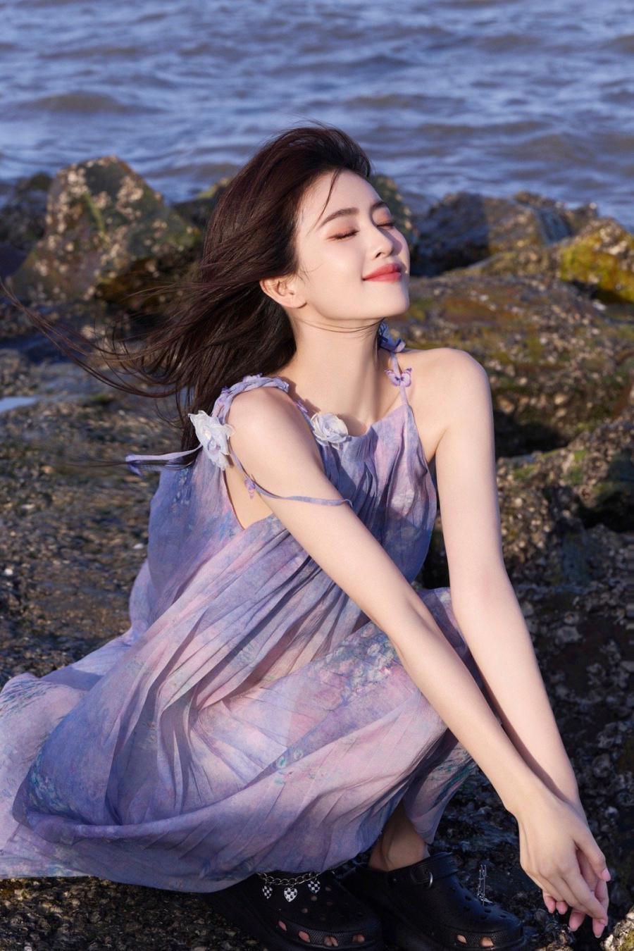 白鹿海边紫色吊带裙大片-第8张图片-风享汇