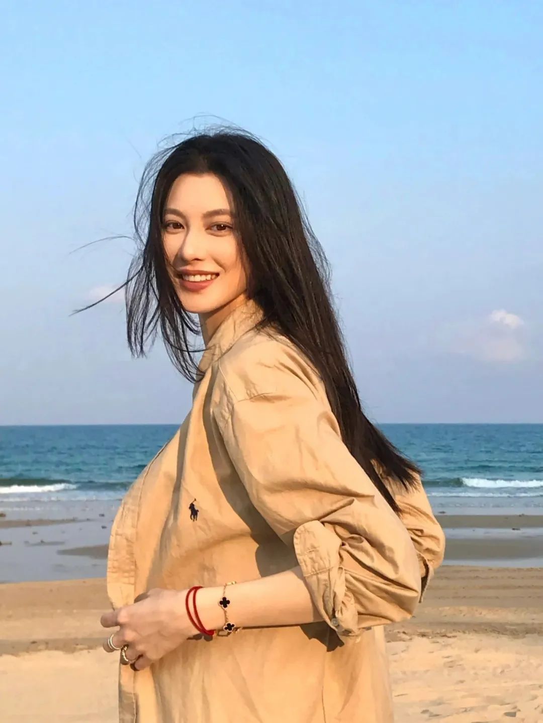 海岛拍照姿势指南:定格专属你的浪漫风情-第3张图片-风享汇 海岛拍照姿势指南:定格专属你的浪漫风情-第3张图片-风享汇