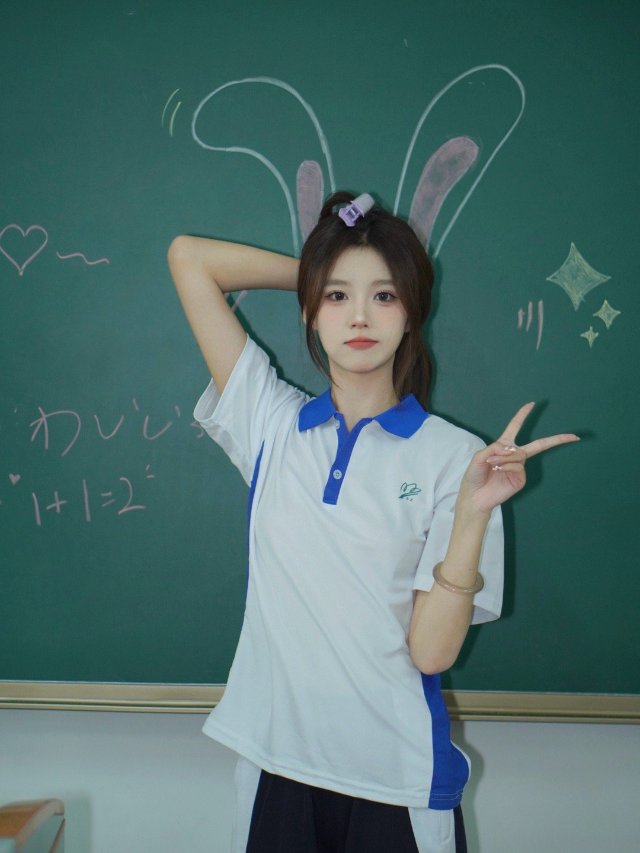 校服为笔,黑板为纸:8个校服甜妹拍照摆姿-第4张图片-风享汇 校服为笔,黑板为纸:8个校服甜妹拍照摆姿-第4张图片-风享汇