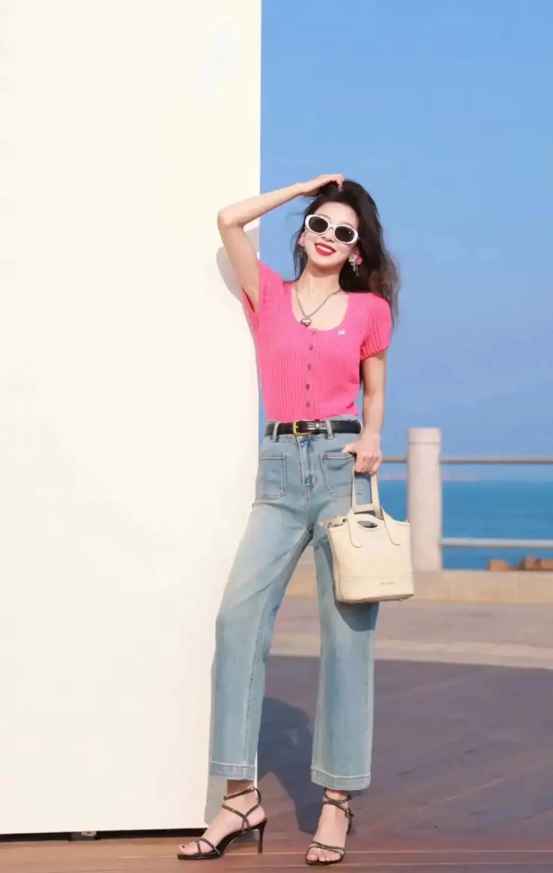 10个全身照姿势,轻松拍出简约上镜好效果-第2张图片-风享汇 10个全身照姿势,轻松拍出简约上镜好效果-第2张图片-风享汇