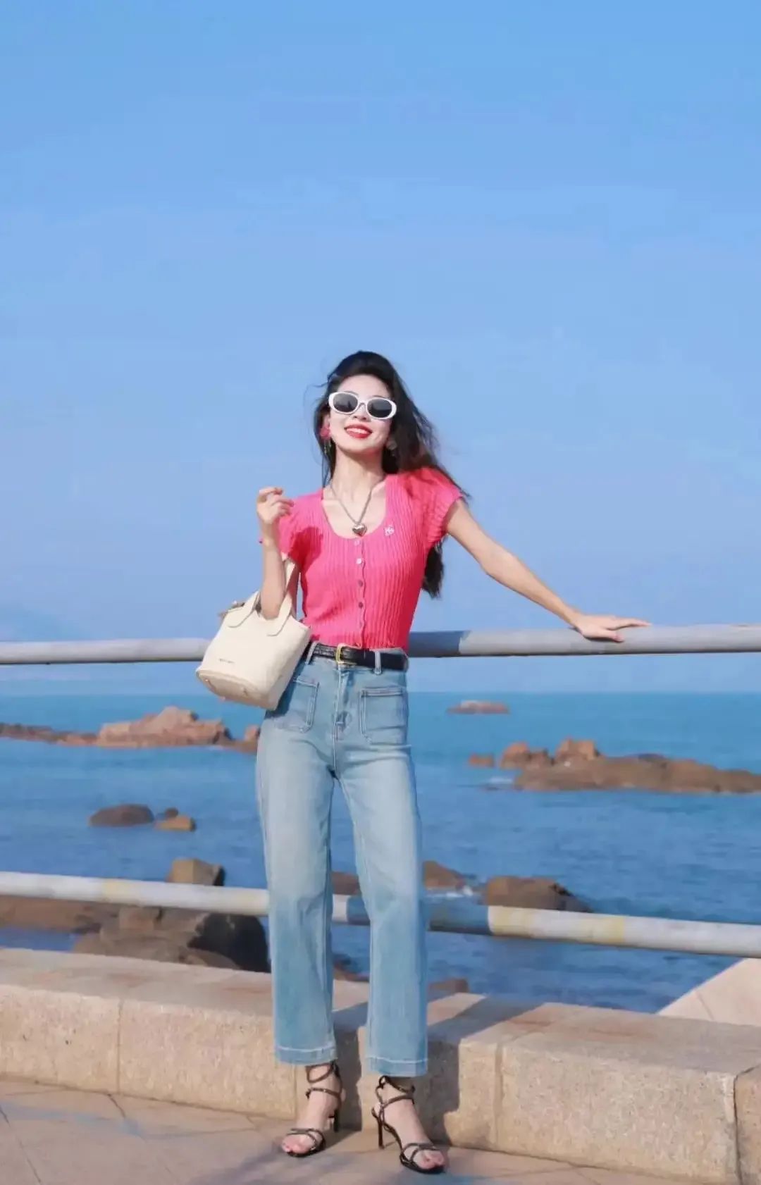 10个全身照姿势,轻松拍出简约上镜好效果-第4张图片-风享汇 10个全身照姿势,轻松拍出简约上镜好效果-第4张图片-风享汇