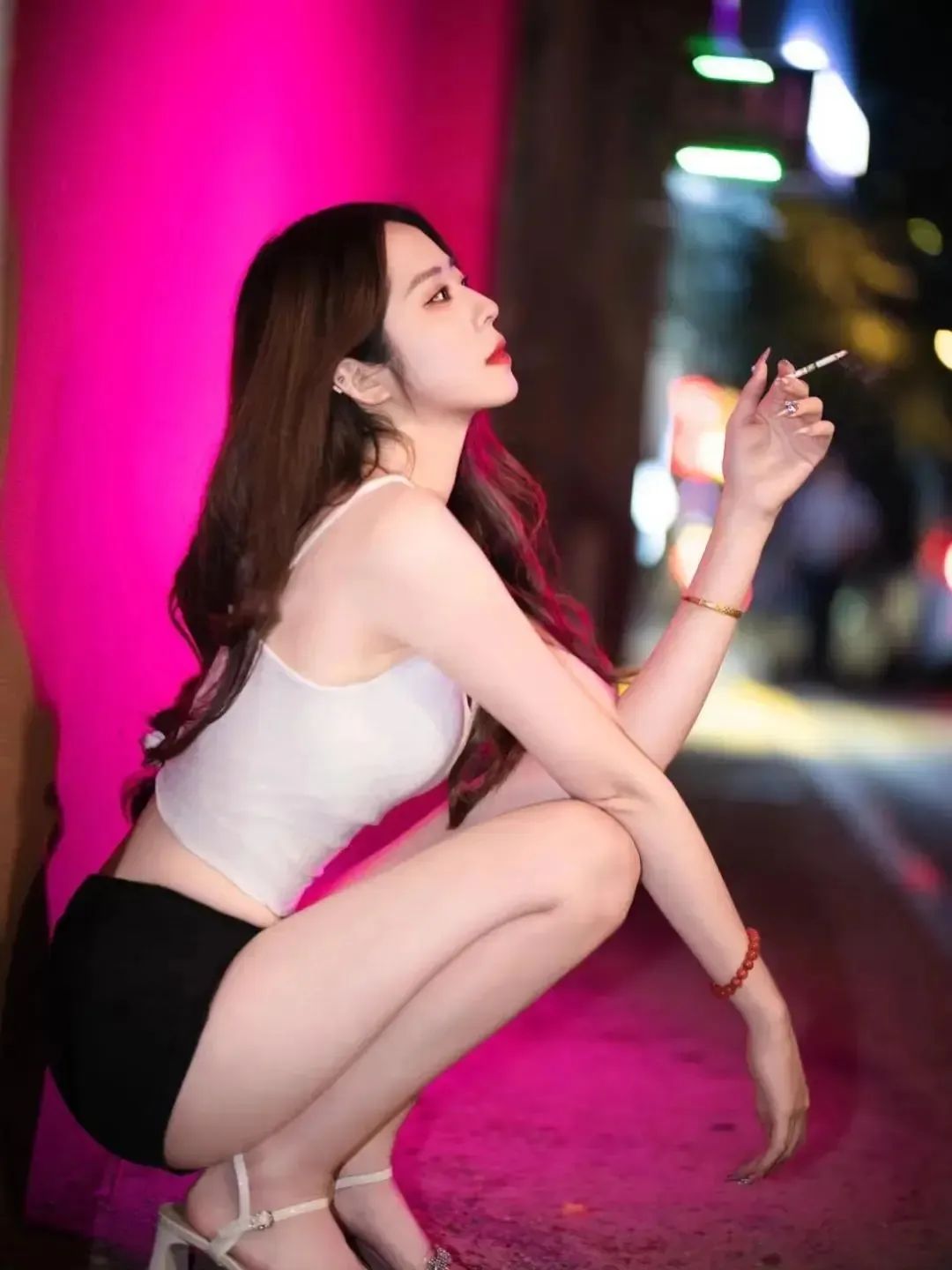 9个夜景拍照姿势,氛围感美照轻松拿捏-第3张图片-风享汇 9个夜景拍照姿势,氛围感美照轻松拿捏-第3张图片-风享汇