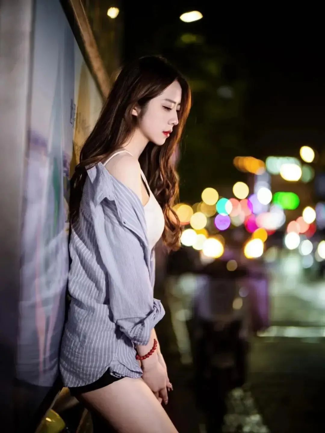 9个夜景拍照姿势,氛围感美照轻松拿捏-第2张图片-风享汇 9个夜景拍照姿势,氛围感美照轻松拿捏-第2张图片-风享汇