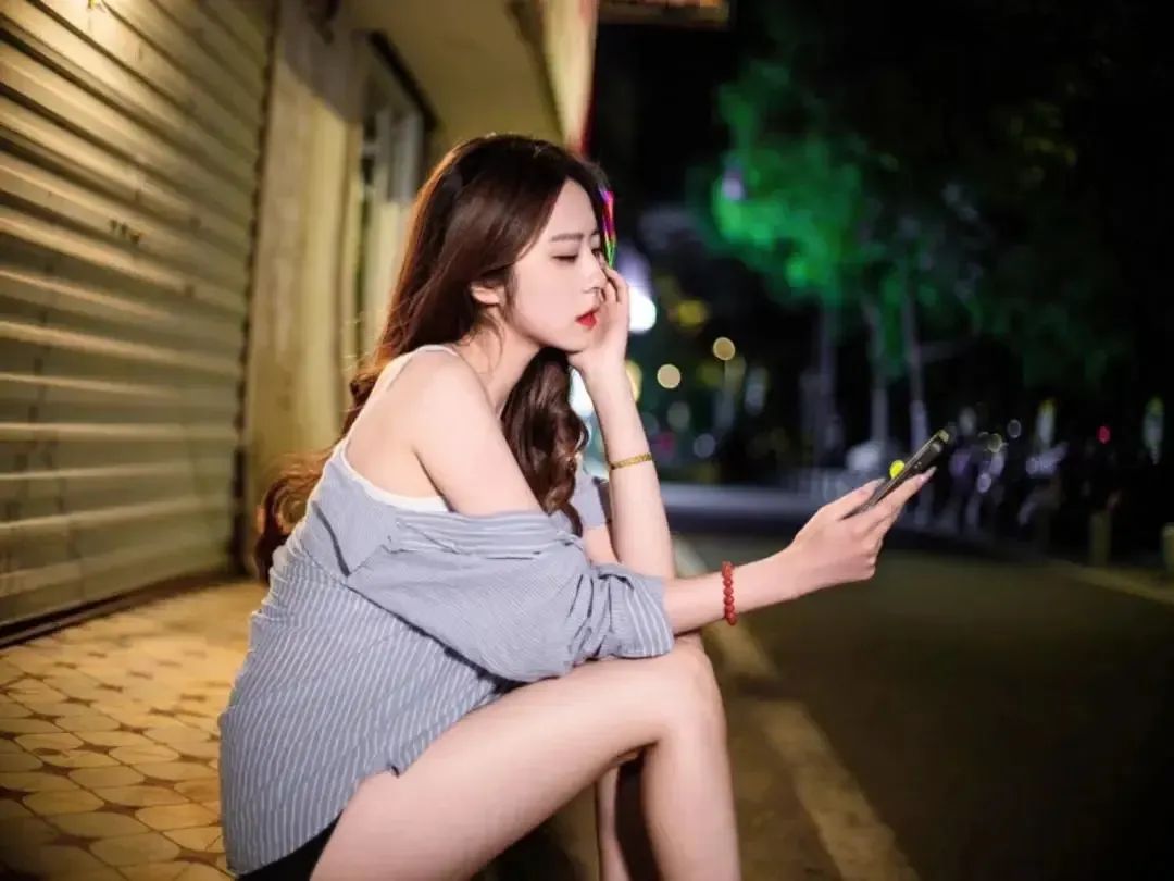 9个夜景拍照姿势,氛围感美照轻松拿捏-第8张图片-风享汇 9个夜景拍照姿势,氛围感美照轻松拿捏-第8张图片-风享汇