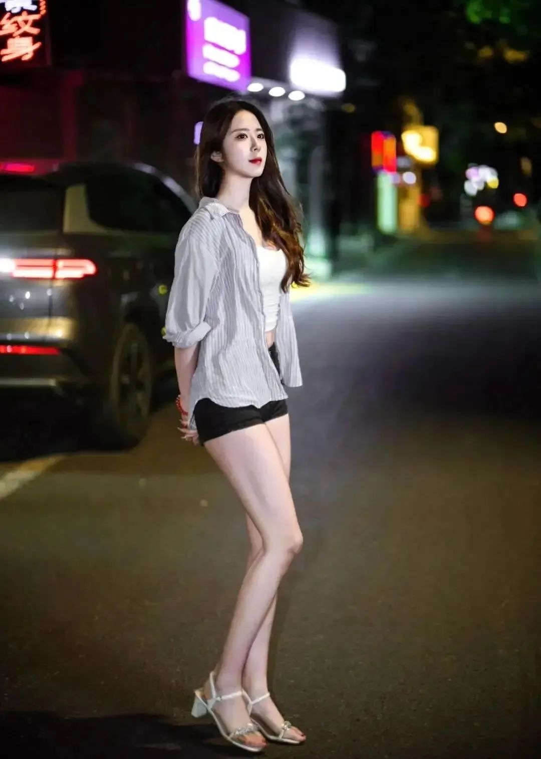 9个夜景拍照姿势,氛围感美照轻松拿捏-第7张图片-风享汇 9个夜景拍照姿势,氛围感美照轻松拿捏-第7张图片-风享汇