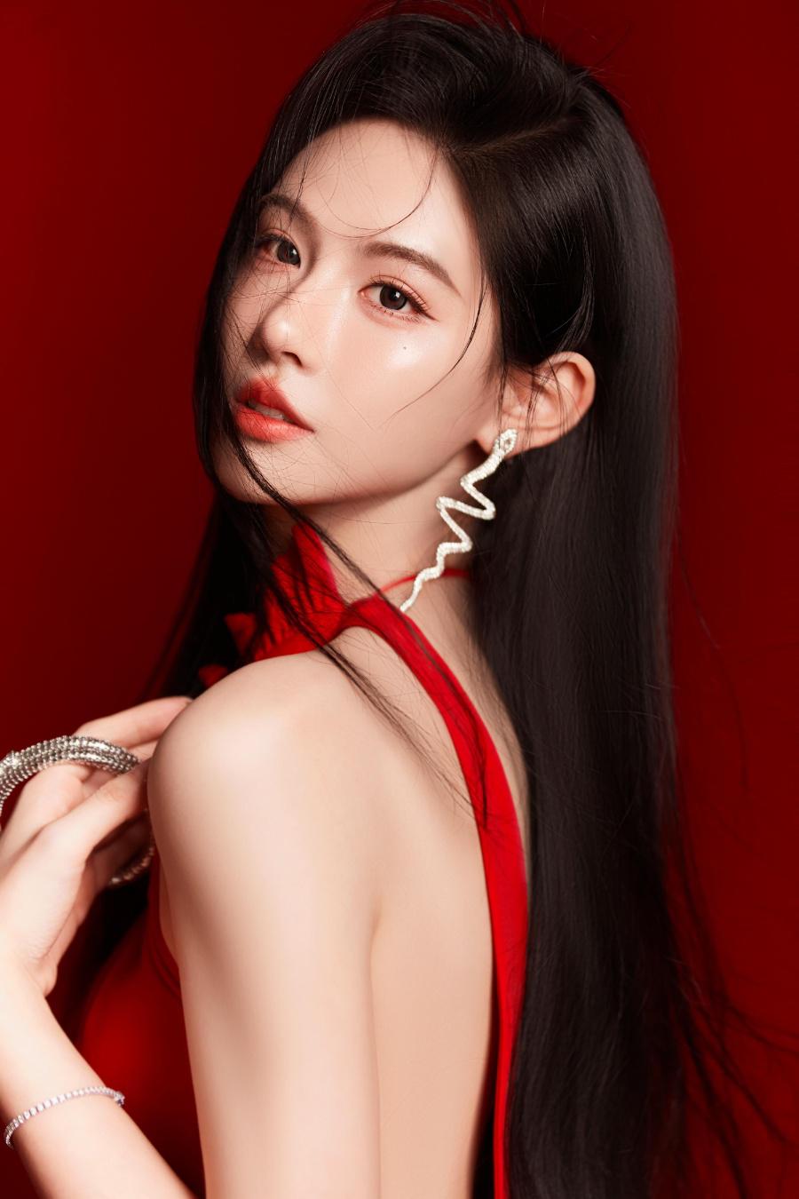 穿红吊带的女孩，天生自带C位光环 ​​​-第6张图片-风享汇