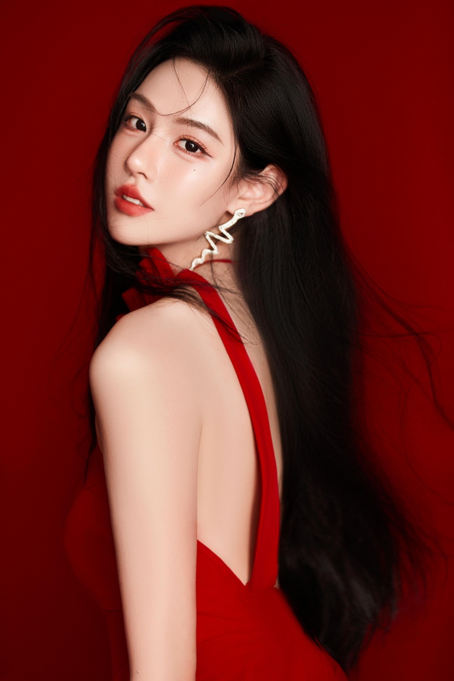 穿红吊带的女孩，天生自带C位光环 ​​​-第7张图片-风享汇