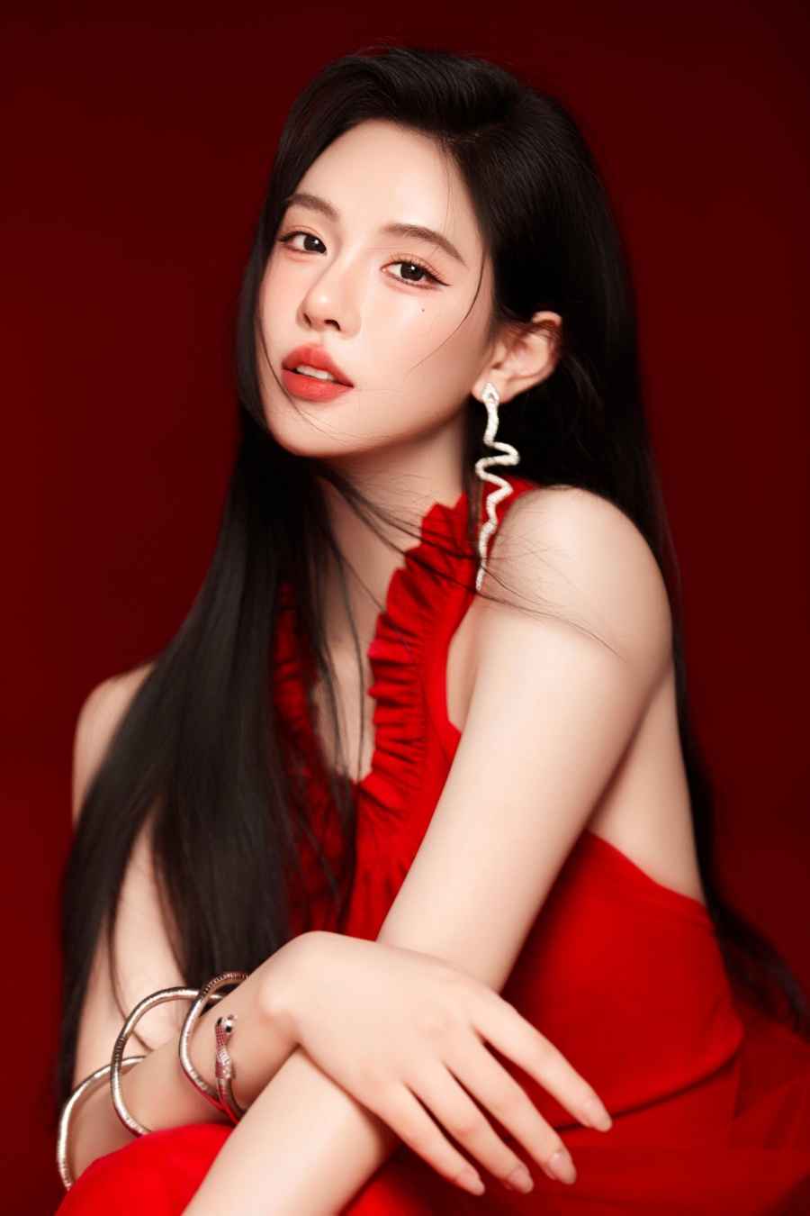 穿红吊带的女孩，天生自带C位光环 ​​​-第8张图片-风享汇
