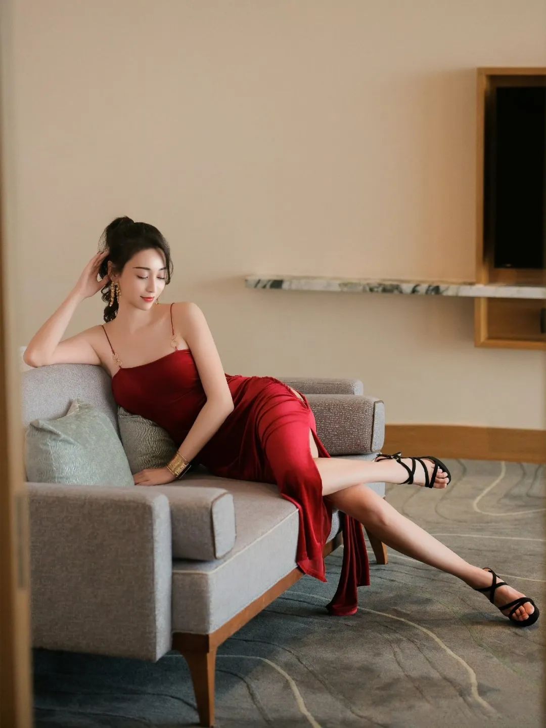 红色礼服拍照攻略:11个姿势搞定优雅与魅力-第2张图片-风享汇 红色礼服拍照攻略:11个姿势搞定优雅与魅力-第2张图片-风享汇