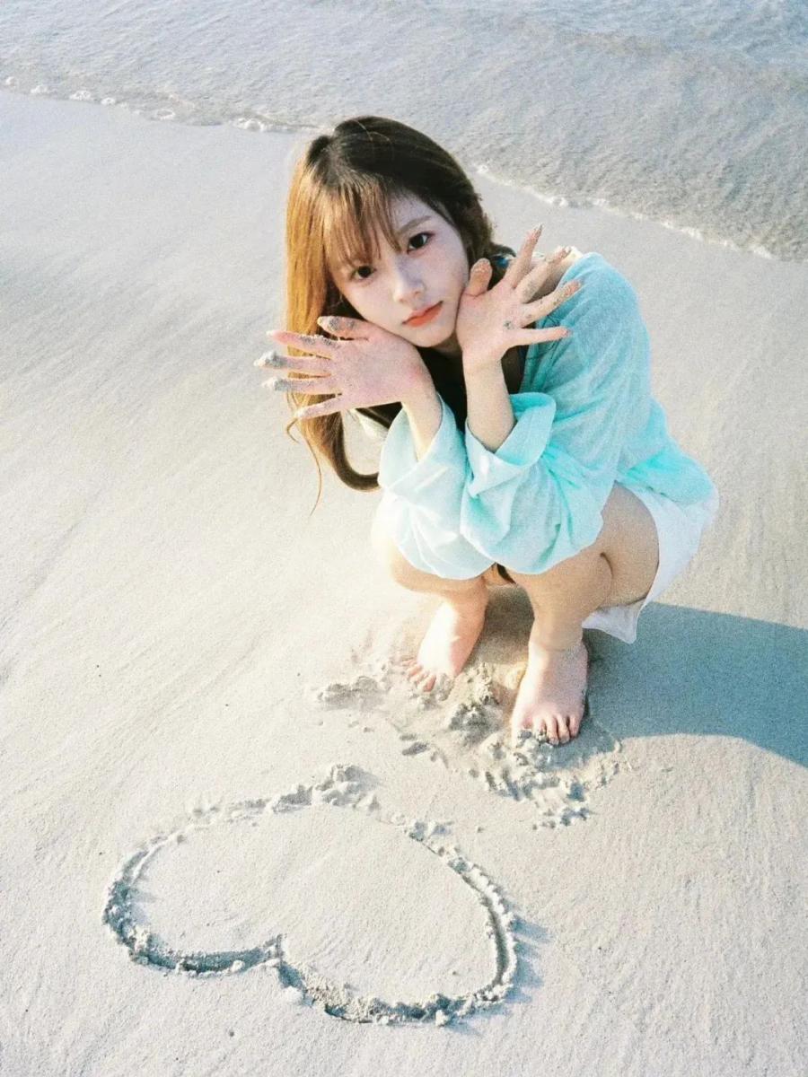 海边拍照姿势大集合,氛围感美照等你来解锁-第6张图片-风享汇 海边拍照姿势大集合,氛围感美照等你来解锁-第6张图片-风享汇