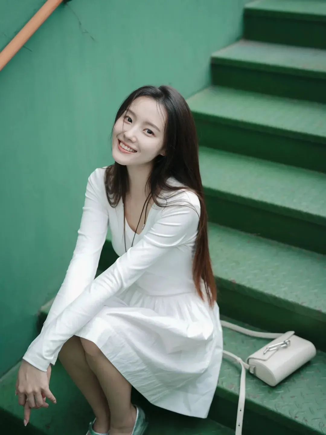 小白裙超绝拍照姿势,轻松拍出氛围感美照-第3张图片-风享汇 小白裙超绝拍照姿势,轻松拍出氛围感美照-第3张图片-风享汇