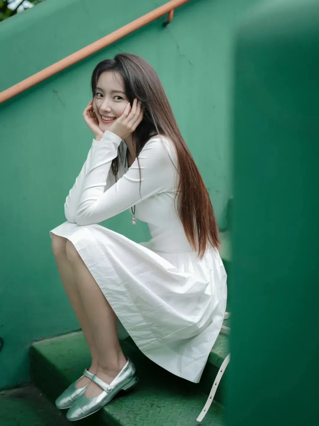 小白裙超绝拍照姿势,轻松拍出氛围感美照-第2张图片-风享汇 小白裙超绝拍照姿势,轻松拍出氛围感美照-第2张图片-风享汇