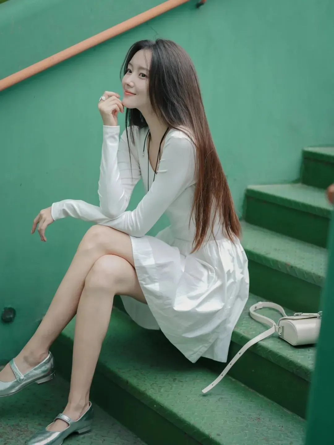 小白裙超绝拍照姿势,轻松拍出氛围感美照-第5张图片-风享汇 小白裙超绝拍照姿势,轻松拍出氛围感美照-第5张图片-风享汇