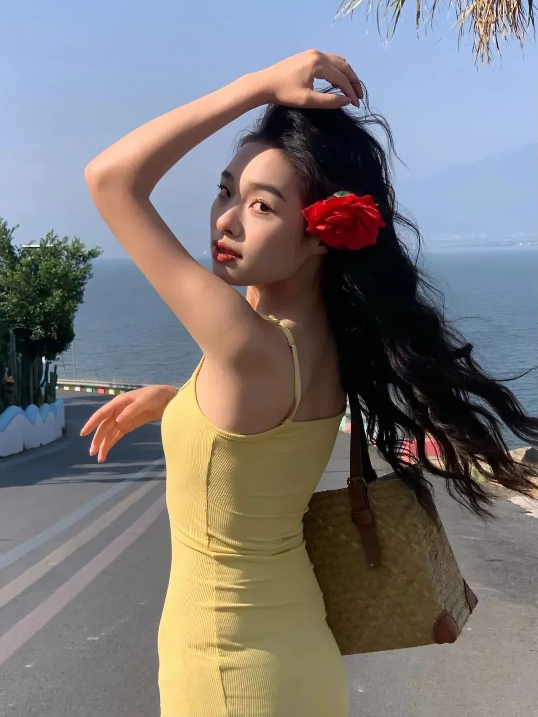9 个夏日拍照姿势,轻松拿捏氛围感,美到冒泡啦!-第5张图片-风享汇 9 个夏日拍照姿势,轻松拿捏氛围感,美到冒泡啦!-第5张图片-风享汇