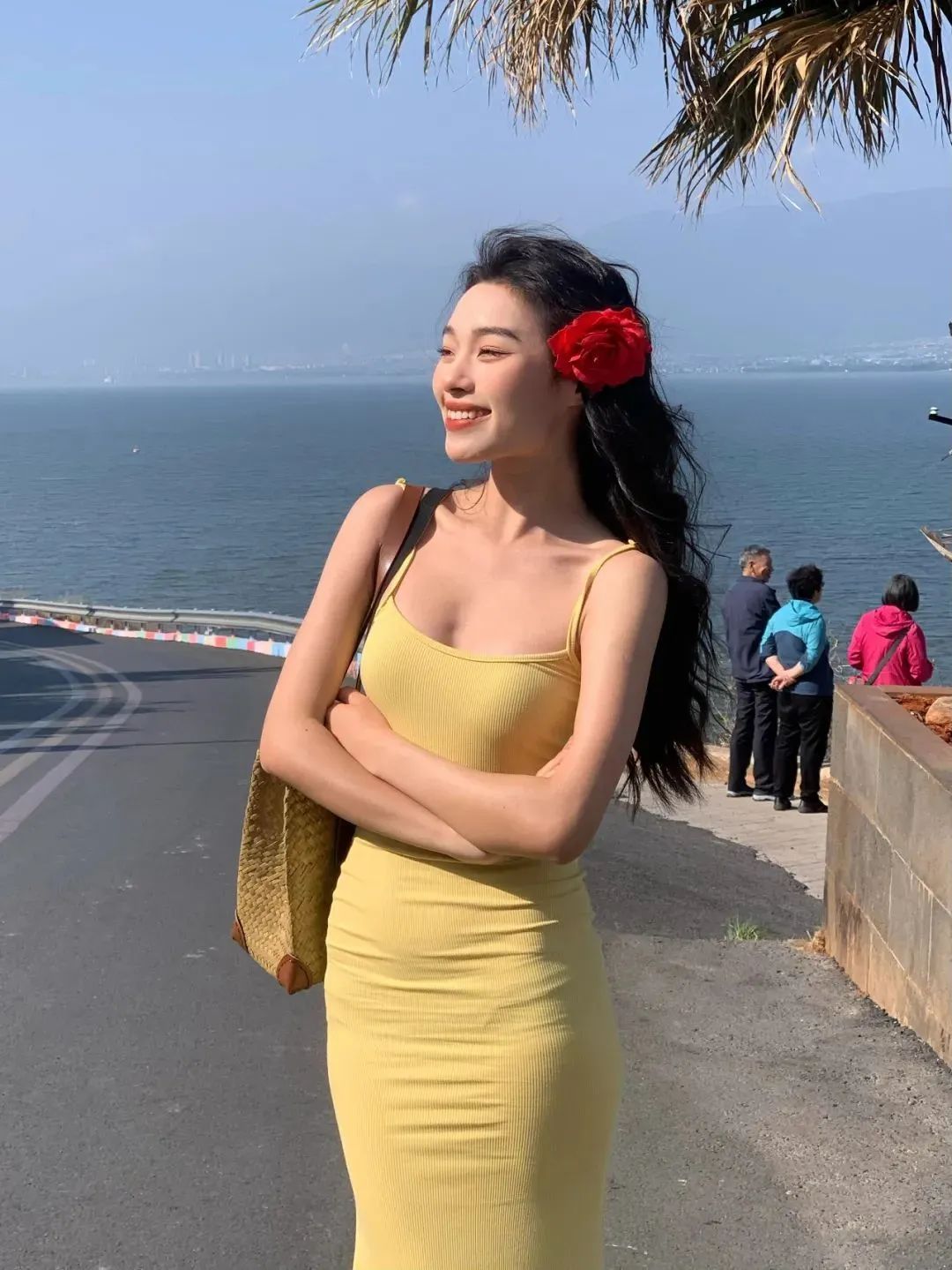 9 个夏日拍照姿势,轻松拿捏氛围感,美到冒泡啦!-第7张图片-风享汇 9 个夏日拍照姿势,轻松拿捏氛围感,美到冒泡啦!-第7张图片-风享汇