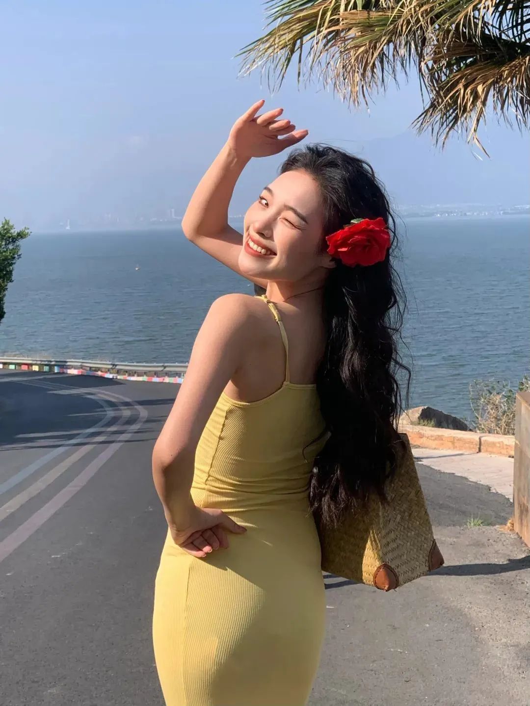 9 个夏日拍照姿势,轻松拿捏氛围感,美到冒泡啦!-第10张图片-风享汇 9 个夏日拍照姿势,轻松拿捏氛围感,美到冒泡啦!-第10张图片-风享汇