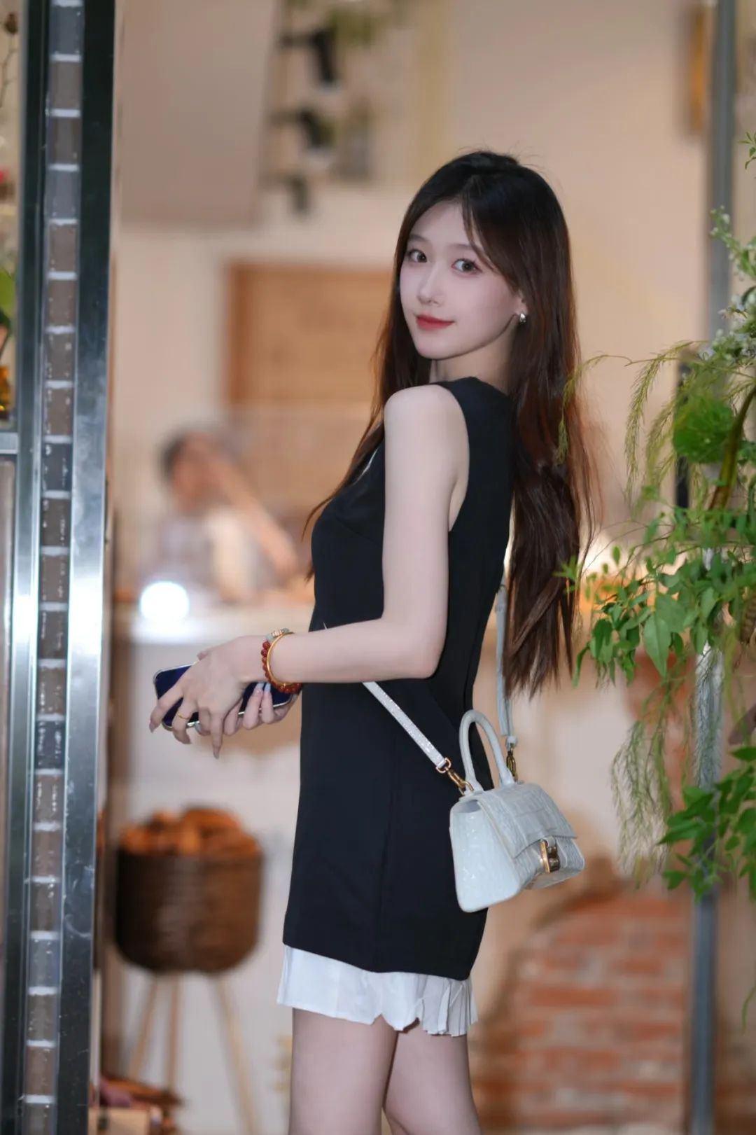 9个超甜拍照姿势,轻松拍出心动初恋氛围感-第5张图片-风享汇 9个超甜拍照姿势,轻松拍出心动初恋氛围感-第5张图片-风享汇