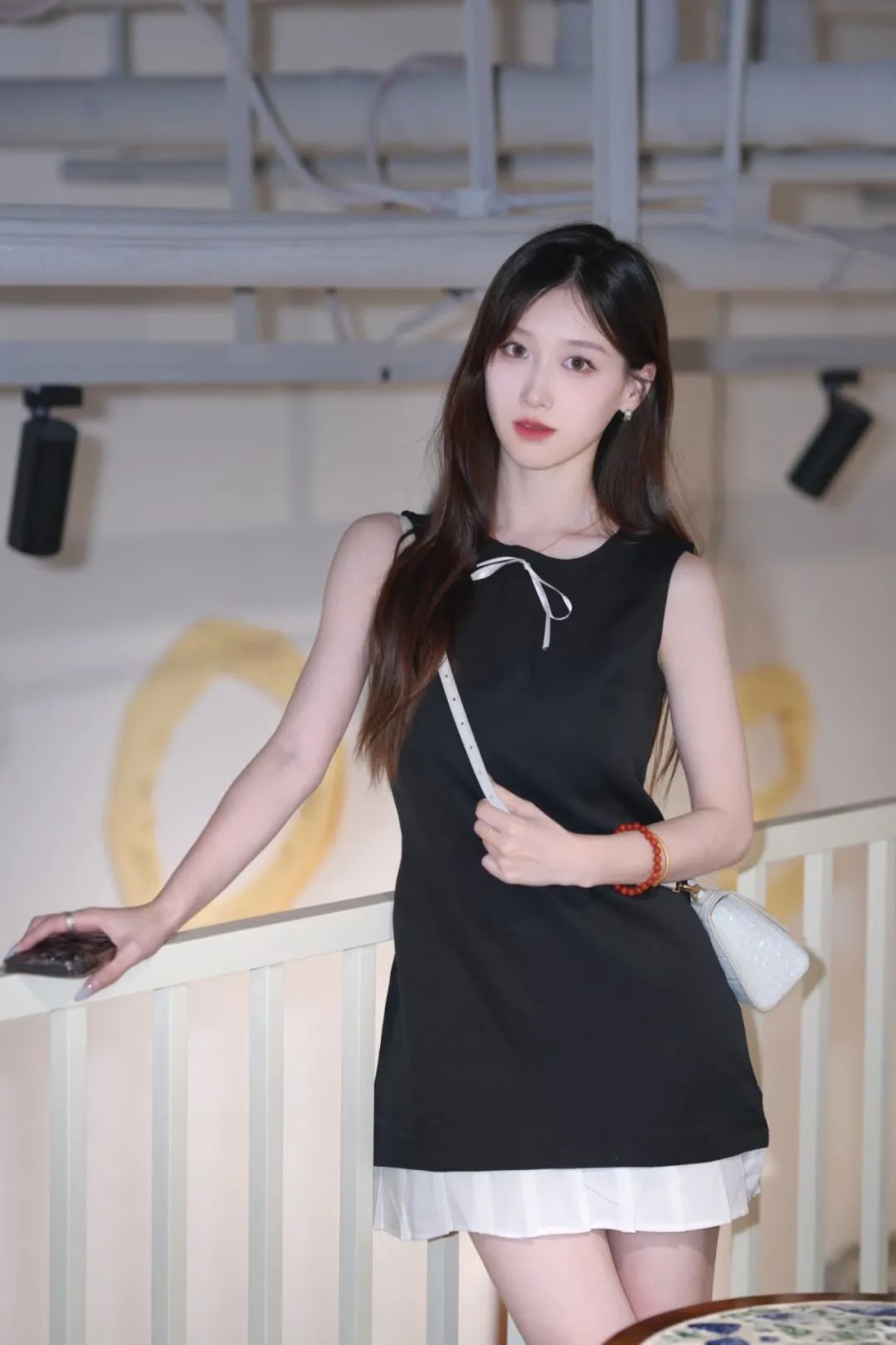 9个超甜拍照姿势,轻松拍出心动初恋氛围感-第9张图片-风享汇 9个超甜拍照姿势,轻松拍出心动初恋氛围感-第9张图片-风享汇