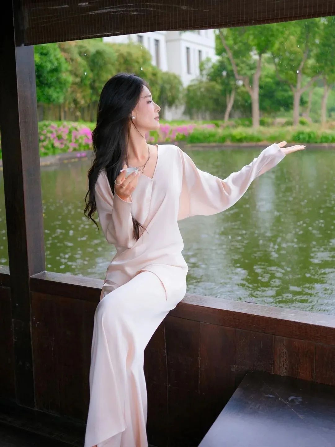 8个姿势,让你镜头前秒变自信小仙女-第6张图片-风享汇 8个姿势,让你镜头前秒变自信小仙女-第6张图片-风享汇