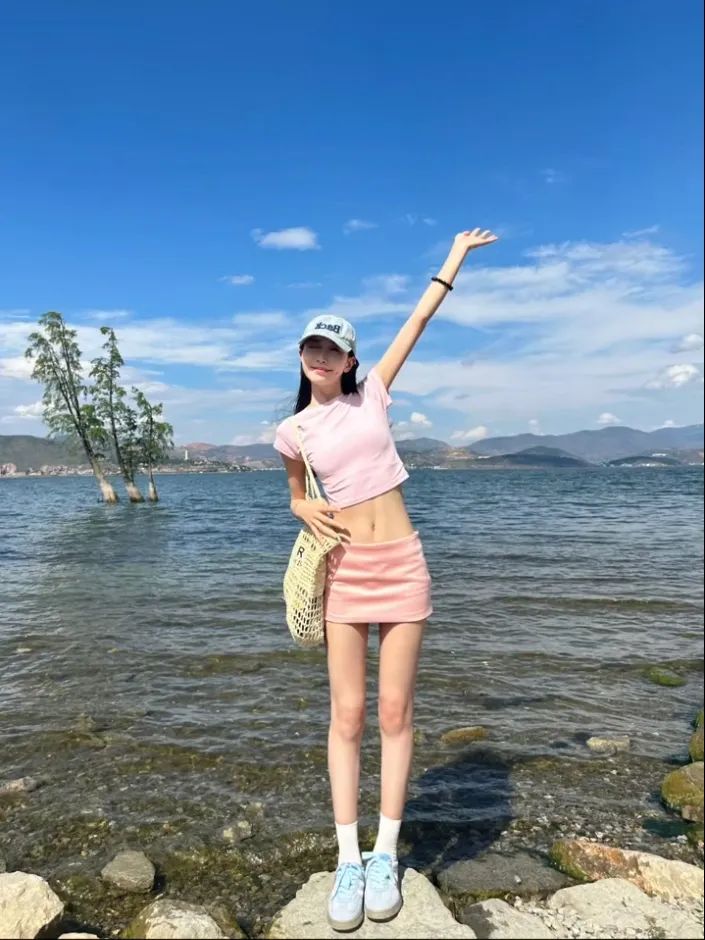 出游拍照没思路?万能姿势速学,素人也能美出圈!-第3张图片-风享汇 出游拍照没思路?万能姿势速学,素人也能美出圈!-第3张图片-风享汇