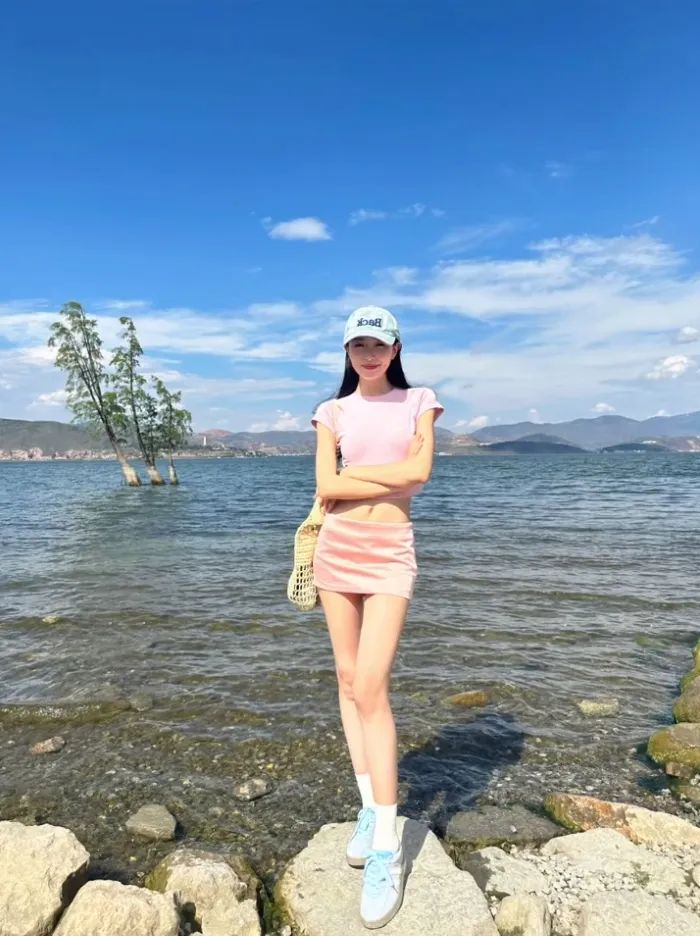出游拍照没思路?万能姿势速学,素人也能美出圈!-第2张图片-风享汇 出游拍照没思路?万能姿势速学,素人也能美出圈!-第2张图片-风享汇