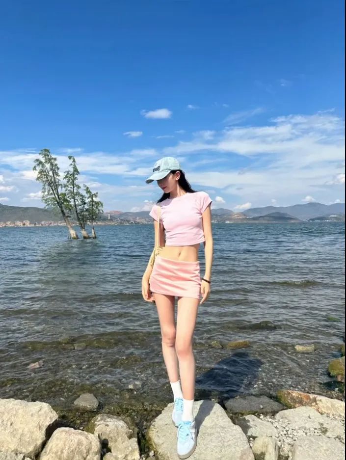 出游拍照没思路?万能姿势速学,素人也能美出圈!-第5张图片-风享汇 出游拍照没思路?万能姿势速学,素人也能美出圈!-第5张图片-风享汇