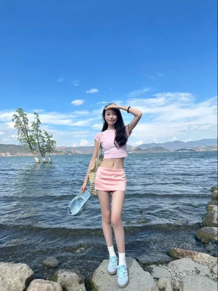 出游拍照没思路?万能姿势速学,素人也能美出圈!-第6张图片-风享汇 出游拍照没思路?万能姿势速学,素人也能美出圈!-第6张图片-风享汇