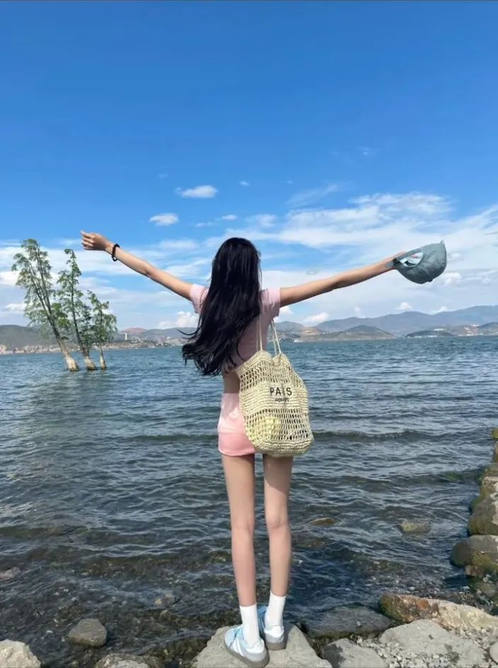 出游拍照没思路?万能姿势速学,素人也能美出圈!-第8张图片-风享汇 出游拍照没思路?万能姿势速学,素人也能美出圈!-第8张图片-风享汇