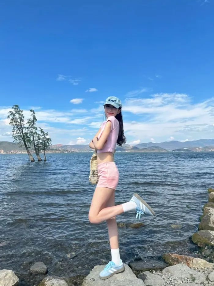 出游拍照没思路?万能姿势速学,素人也能美出圈!-第7张图片-风享汇 出游拍照没思路?万能姿势速学,素人也能美出圈!-第7张图片-风享汇