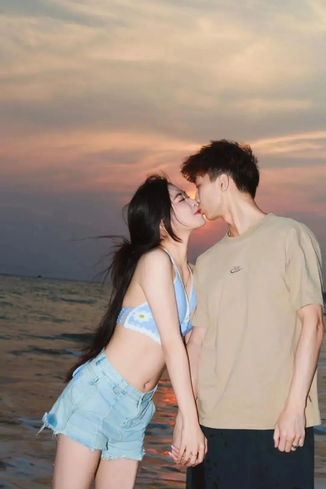 海边情侣10个拍照姿势美炸啦,周末甜蜜走起!-第3张图片-风享汇 海边情侣10个拍照姿势美炸啦,周末甜蜜走起!-第3张图片-风享汇