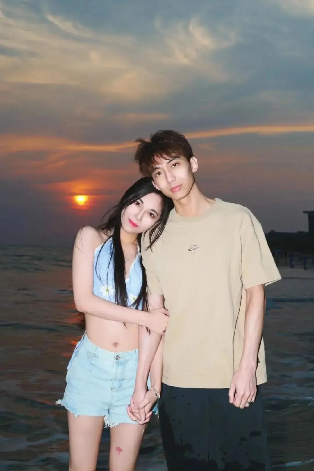 海边情侣10个拍照姿势美炸啦,周末甜蜜走起!-第7张图片-风享汇 海边情侣10个拍照姿势美炸啦,周末甜蜜走起!-第7张图片-风享汇