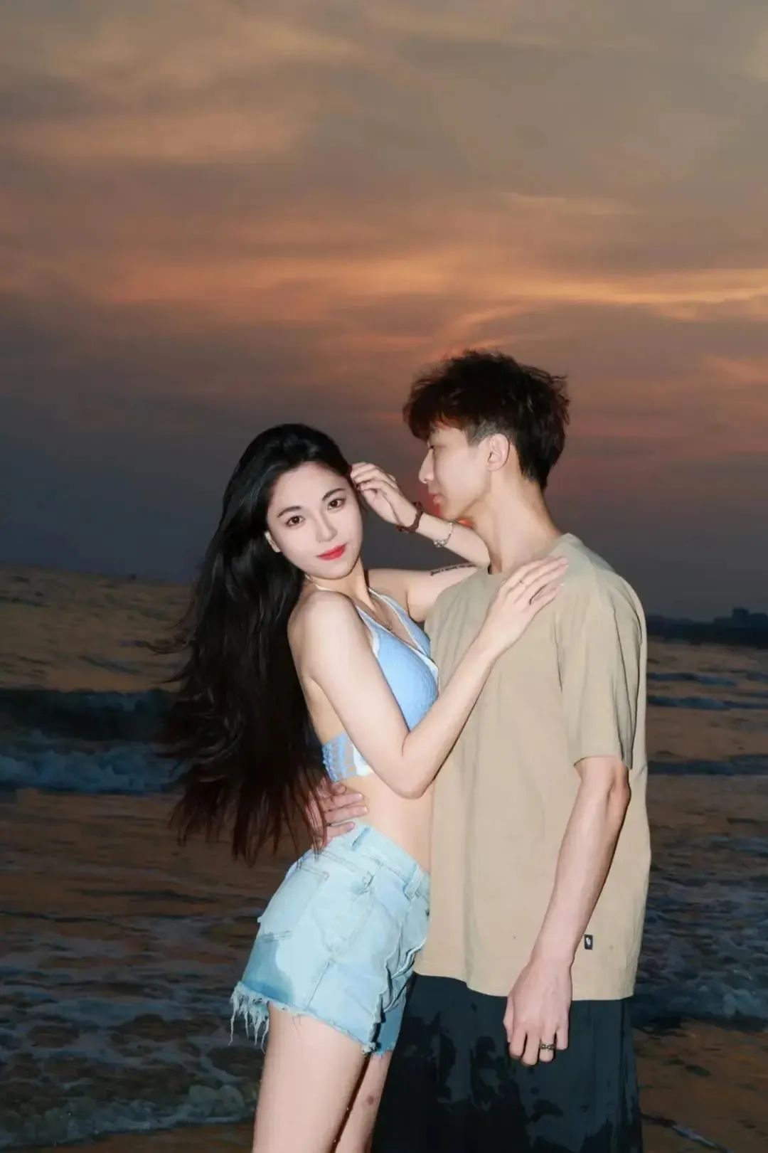 海边情侣10个拍照姿势美炸啦,周末甜蜜走起!-第5张图片-风享汇 海边情侣10个拍照姿势美炸啦,周末甜蜜走起!-第5张图片-风享汇