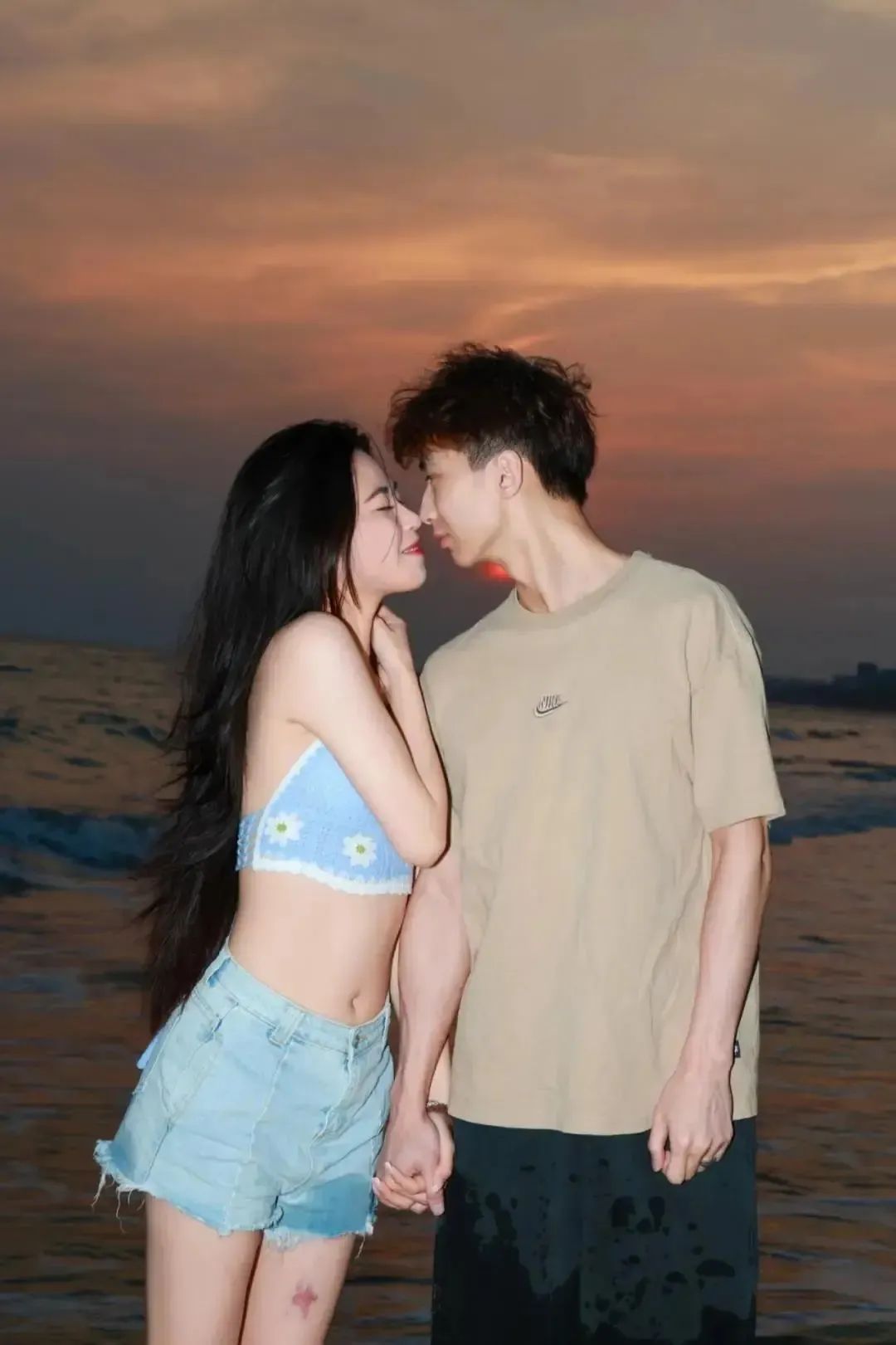 海边情侣10个拍照姿势美炸啦,周末甜蜜走起!-第8张图片-风享汇 海边情侣10个拍照姿势美炸啦,周末甜蜜走起!-第8张图片-风享汇