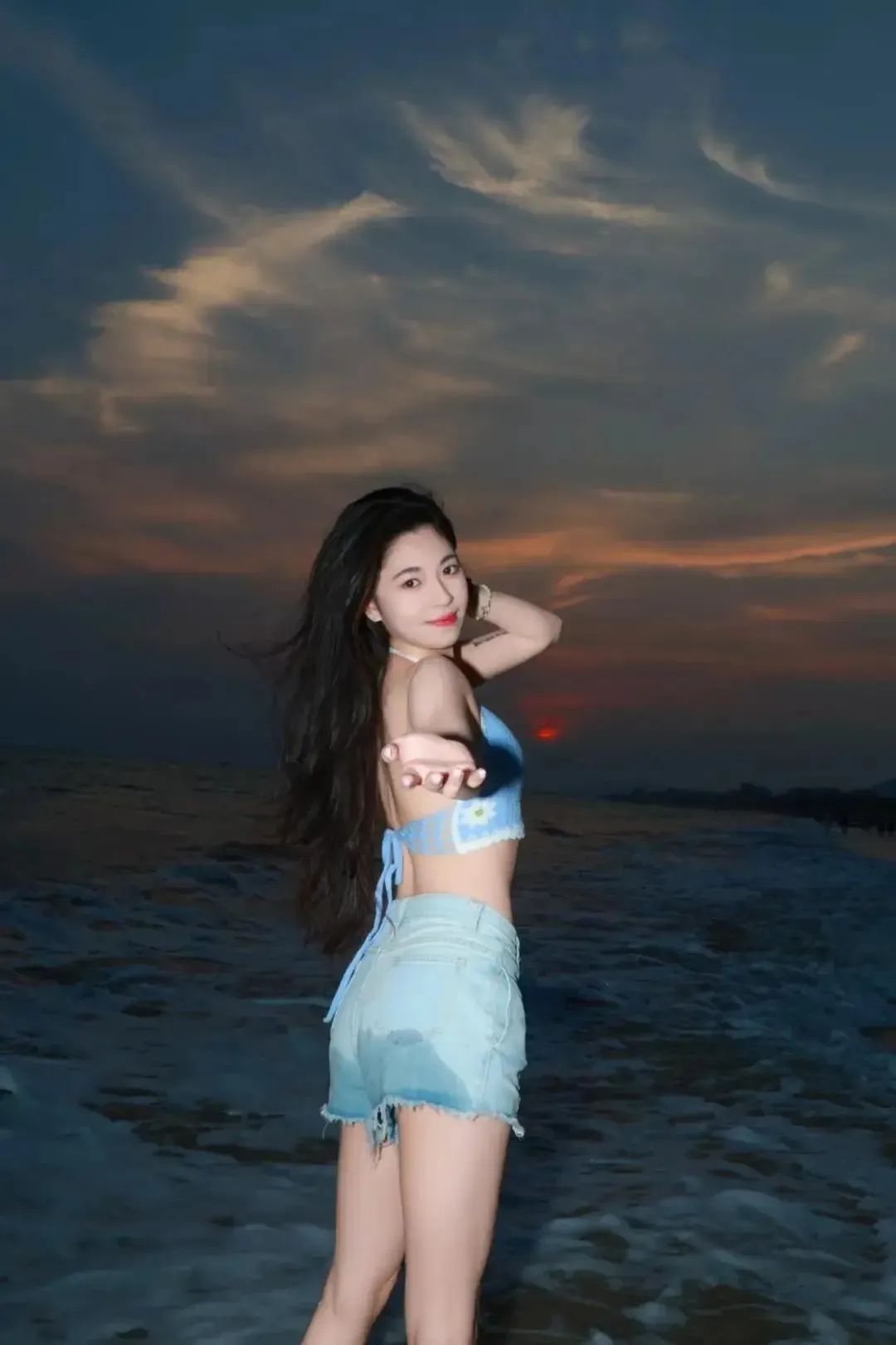 海边情侣10个拍照姿势美炸啦,周末甜蜜走起!-第11张图片-风享汇 海边情侣10个拍照姿势美炸啦,周末甜蜜走起!-第11张图片-风享汇
