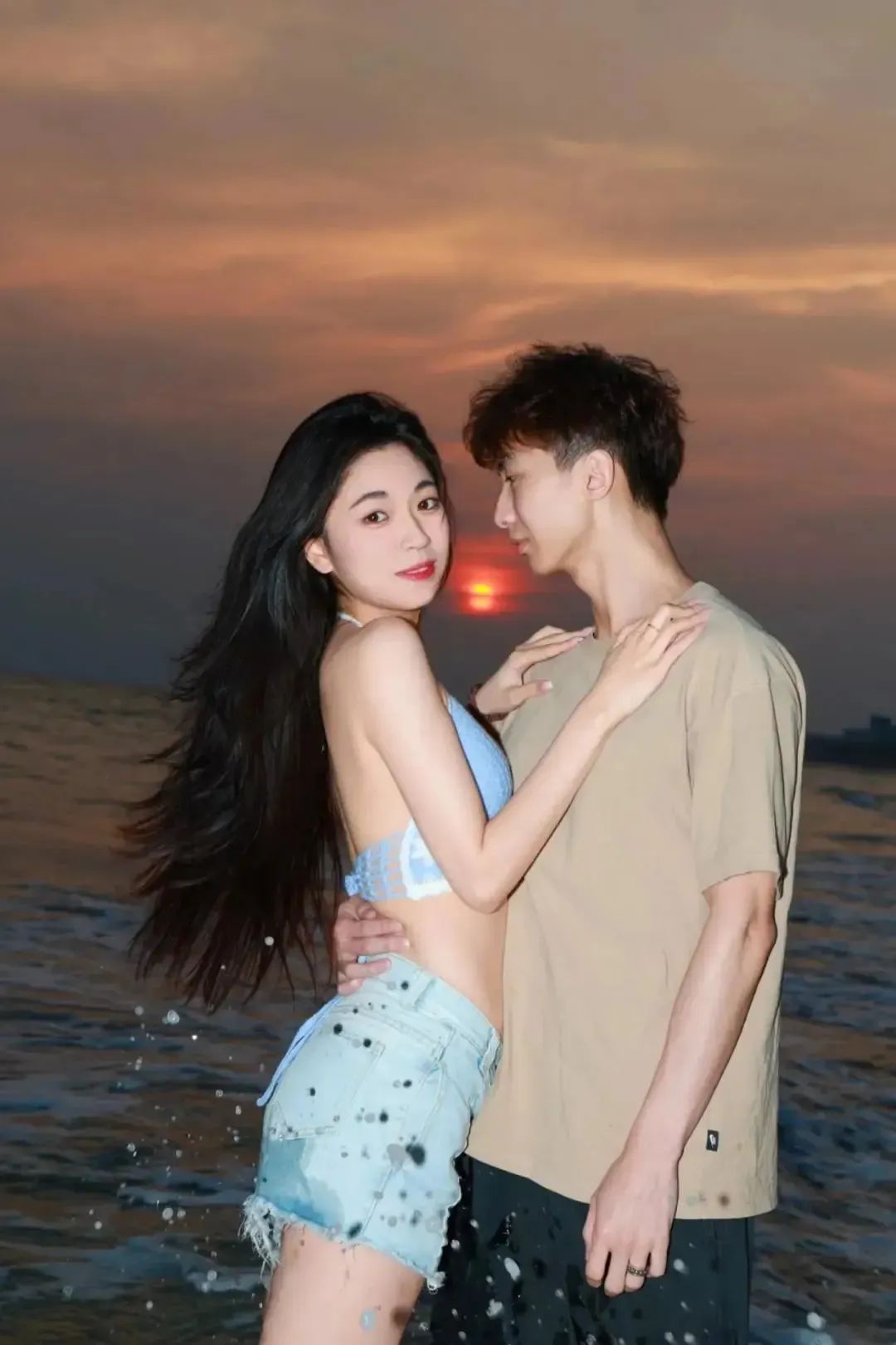 海边情侣10个拍照姿势美炸啦,周末甜蜜走起!-第9张图片-风享汇 海边情侣10个拍照姿势美炸啦,周末甜蜜走起!-第9张图片-风享汇