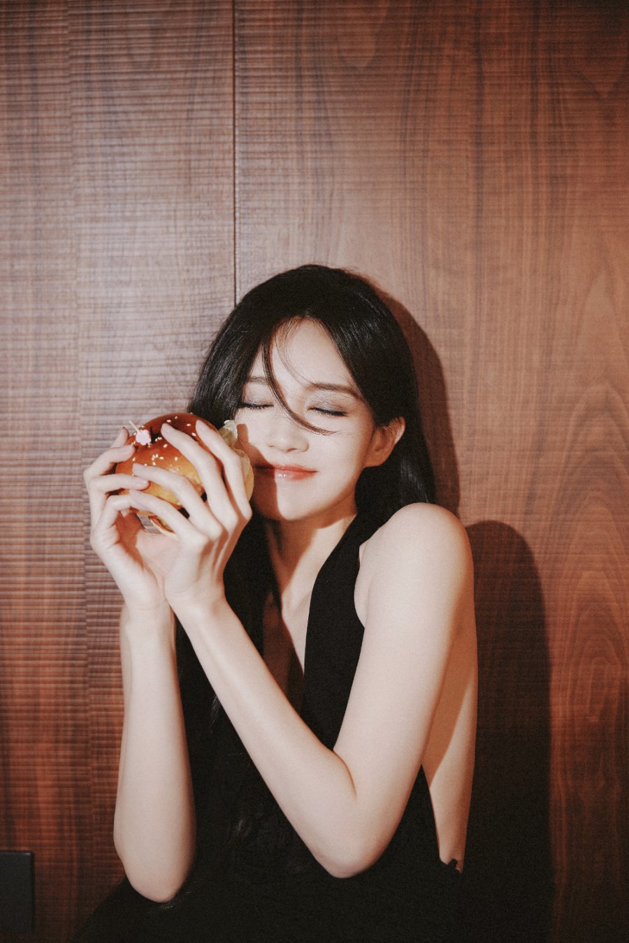 李一桐黑色挂脖裙柔美姿态-第3张图片-风享汇