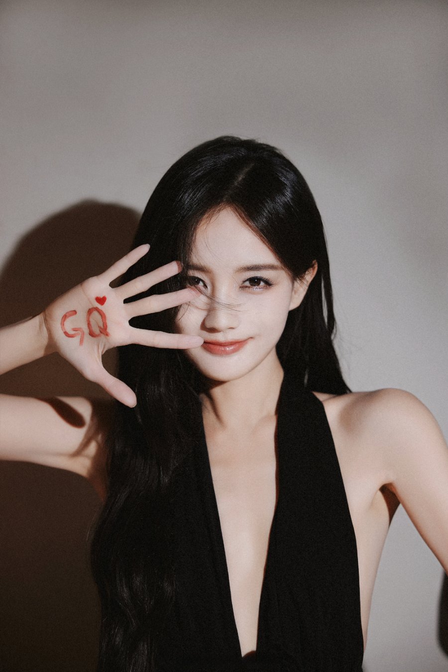 李一桐黑色挂脖裙柔美姿态-第5张图片-风享汇