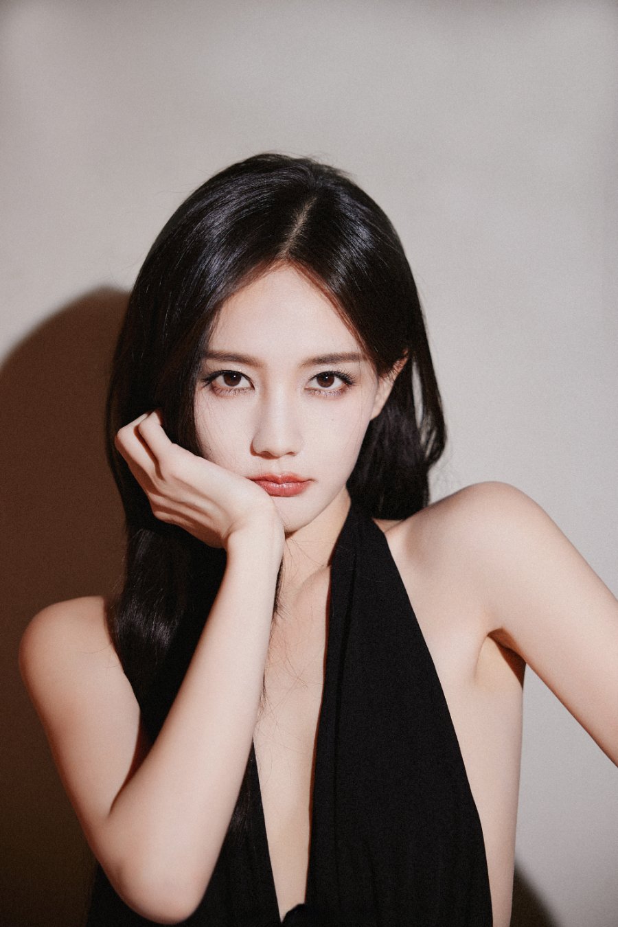 李一桐黑色挂脖裙柔美姿态-第8张图片-风享汇